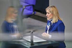 Nina Warken spricht über geplante Pflegereform zur Entlastung der Heimbewohner und Pflegekassen.