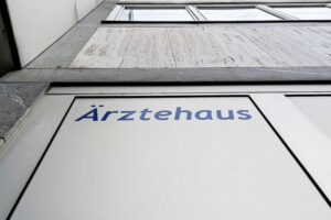 Ein modernes Ärztehaus, symbolisiert den aktuellen Stand der medizinischen Versorgung und Gesundheitspolitik.