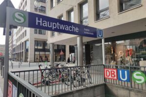 Frankfurter Bahnhof mit geschlossenen U-Bahn- und Straßenbahnlinien; Alternatives Nahverkehrssystem bereitgestellt.