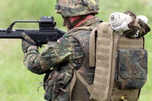 Bundeswehrsoldat im Einsatz, symbolisiert Bündnis- und Landesverteidigung, strategische Priorisierung und Herausforderungen.