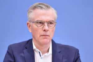 Martin Werding diskutiert Gesundheitsreform und lehnt neue Gesundheitsbeiträge ab.