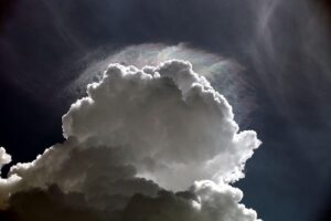 Wetterbericht für Sachsen (31.05.2026) Dunkle Wolken ziehen auf, Sonne blitzt durch; Wetterumschwung mit Gewittern steht bevor.