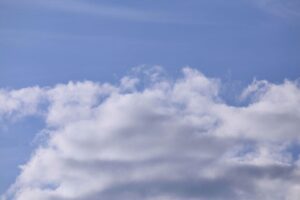Wetterbericht für Rheinland-Pfalz/Saarland (28.05.2026) Wechselhaftes Wetter mit Wolken und gelegentlichen Schauern über einem blauen Himmel.