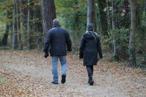 Wetterbericht für Sachsen (17.02.2026) Paar spaziert bei kühlem, schneereichem Wetter unter bewölktem Himmel in Sachsen.