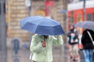 Bedeckter Himmel mit Regen, Wind und kühlen Temperaturen in Sachsen-Anhalt.