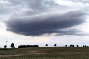Wetterbericht für Nordrhein-Westfalen (17.05.2026) Dunkle Gewitterwolken über einem Acker, Symbol für bevorstehende stürmische Wetterbedingungen.