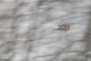 Streufahrzeug kämpft gegen starken Schneefall in Hessen, Warnungen vor Baumbrüchen und unpassierbaren Wegen.