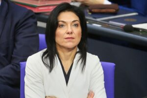 Katherina Reiche diskutiert Steuerentlastungen für Unternehmen und Beschäftigte in Berlin.