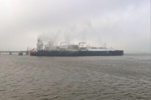 Schwimmendes LNG-Terminal symbolisiert gesicherte Gasversorgung Deutschlands trotz geopolitischer Spannungen.