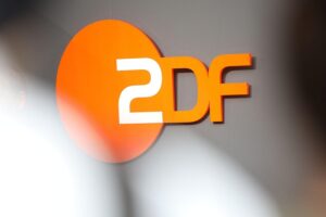 ZDF-Mitarbeiterversammlung: Diskussion über Fake-Videos und Verantwortung nach Skandal. Chefredakteurin spricht.