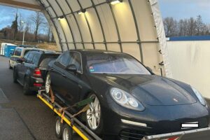 Zollbeamte beschlagnahmen Porsche Panamera wegen fehlender Zollanmeldung und ausstehender Einfuhrabgaben.