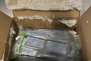 Verhafteter Mann bei Paketabholung mit Haschisch; Drogenfunde in Wohnung, Ermittlungen laufen.