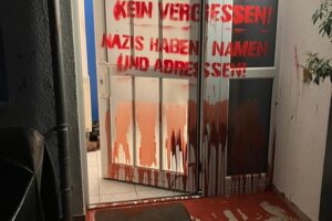 Farbanschläge auf AfD-Politiker-Häuser; Polizei ermittelt; bedrohlicher Schriftzug.