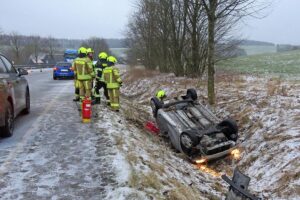 Unfallfahrzeug auf winterglatter Straße, Polizei sichern Spuren, verletzte Frauen im Krankenhaus.
