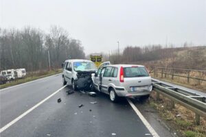 Zwei beschädigte Autos nach schwerem Verkehrsunfall, Einsatzkräfte sichern Unfallstelle in Heiligenhaus.