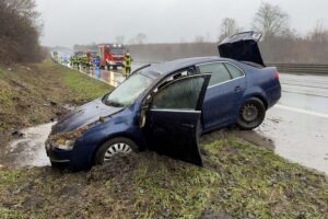 Zwei Verkehrsunfälle auf der Autobahn, Feuerwehr- und Rettungsdienste im Einsatz, Verletzte.