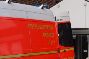 Rettungswagen und Feuerwehr bei schweren Verkehrsunfällen auf Autobahn 6, Hilfseinsätze gesichtet.