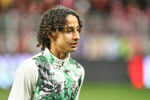 Bayern-Spieler jubeln nach dem Tor, Borussia Mönchengladbach enttäuscht im Hintergrund.