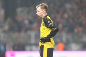 Fußballspiel zwischen Borussia Dortmund und 1. FC Köln, mit Toren und emotionalen Spielmomenten.