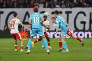 RB Leipzig besiegt Hoffenheim 5:0; siegreiche Spieler jubeln nach einem Tor.