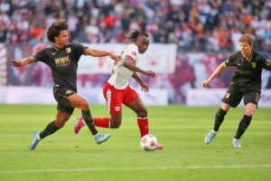 RB Leipzig jubelt nach dem entscheidenden Tor gegen den FC Augsburg im umkämpften Spiel.