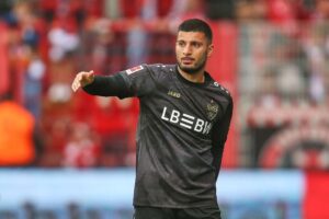 Fußballspiel: VfB Stuttgart besiegt FC Augsburg 5:2, Torschützen feiern, jubelnde Fans, spannende Atmosphäre.