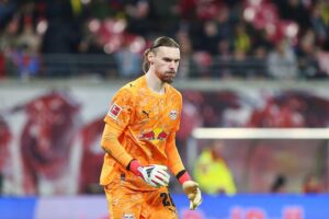 Ein VfB Stuttgart-Spieler feiert den Sieg gegen RB Leipzig mit jubelnden Fans im Stadion.