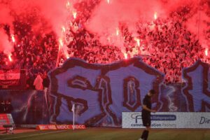 FCM-Fans zünden Pyrotechnik im Stadion, zeigen leidenschaftliche Unterstützung trotz geahndeter Vorfälle.