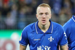 Darmstadt jubelt nach 2:0-Sieg gegen Kiel, Spieler feiern und Fans unterstützen begeistert.