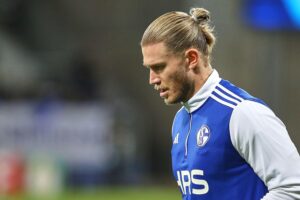 Fußballspiel zwischen Darmstadt und Schalke, intensiver Kampf, Unentschieden, starke Torwartaktionen.