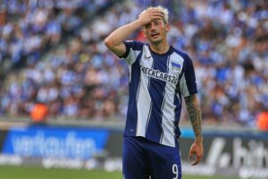 Zwei Fußballspieler im duellierenden Positionsspiel, Hertha BSC gegen VfL Bochum im Stadion.