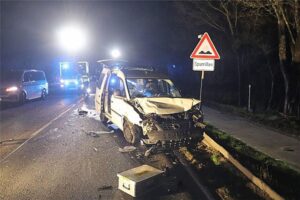 Verkehrsunfall mit zwei beschädigten Autos und Polizei vor Ort, drei Personen leicht verletzt.
