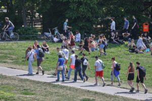 Junge Menschen genießen Freizeit im Sommer, symbolisieren Teilzeitbeschäftigung und persönliche Interessen.