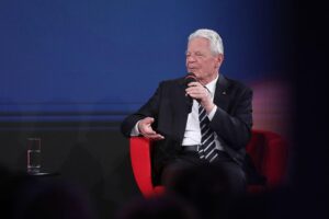 Joachim Gauck spricht über AfD und politische Herausforderungen in Deutschland, Ost-West-Unterschiede betont.