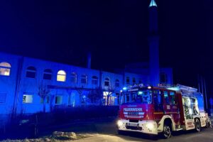 Feuerwehr im Einsatz, Moschee geräumt, Fokus auf Küchengerätschaften und Rauchentwicklung.
