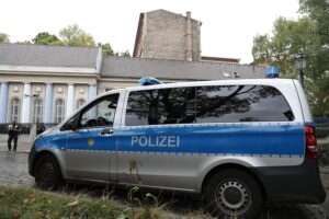 Polizei sichert jüdische Einrichtung in Deutschland aufgrund erhöhter Terrorgefahr nach Khameneis Tod.