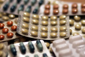 Politik fordert Maßnahmen gegen hohe Medikamentenpreise zur Entlastung von Versicherten und Krankenkassen.