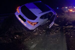 Pkw verunglückt auf Autobahn 516 bei Baustelle, Insassen unverletzt, Feuerwehr sichert Unfallstelle.