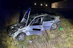 Verkehrsunfall auf Autobahn, stark beschädigtes Auto, Verletzter, Polizei vor Ort, Krankenhauseinsatz.