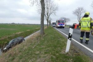 Unfallfahrzeug im Graben, Polizei und Rettungsdienst vor Ort, gesperrte Bundesstraße 73.