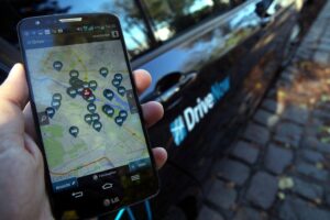 Oliver Zipse spricht über BMWs Carsharing-Rückzug und betont globale Vernetzung und Innovationskraft.