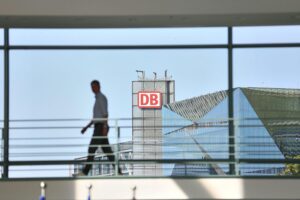Baustelle der Deutschen Bahn: Vollsperrung zwischen Hanau und Fulda, Ersatzbusse angekündigt.