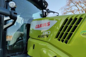 Traktor auf Feld, Symbol für Landwirtschaft, Energiepreise und Dieselsteuersenkung.