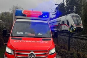 Zugunfall auf DB-Strecke: Einsatzkräfte evakuieren Fahrgäste nach Baumkollision.
