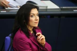 Katherina Reiche auf Energiemesse: Diskussion über EU-Klimaziel 2050 und wirtschaftliche Flexibilität.