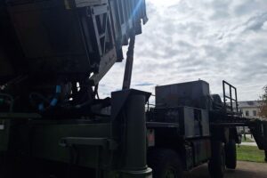 Flugabwehrraketensystem Patriot vor militärischem Hintergrund, symbolisiert Rüstungsexporte und Verteidigungskooperationen.