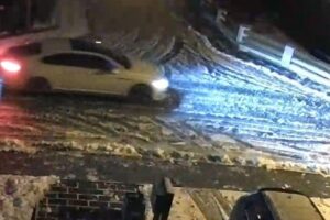 Weißer VW Arteon, Fluchtfahrzeug, Schmuckraub, Polizei sucht Zeugen, Ermittlungen laufen.