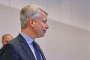 Steffen Bilger bei einer Pressekonferenz zur steuerlichen Entlastung kleiner und mittlerer Einkommen.