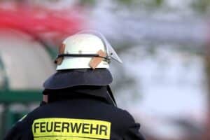 Feuerwehrmann löscht Brand am Neubau der Anne-Frank-Realschule in Montabaur.
