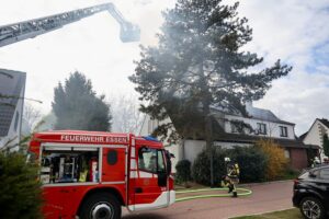 Brand in Doppelhaushälfte: Feuerwehr im Einsatz, Verletzter wird versorgt, erheblicher Sachschaden.